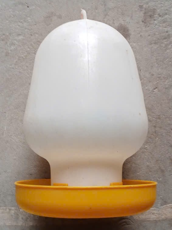 Máng Uống Gà Đế Vàng 8L ( Loại To )